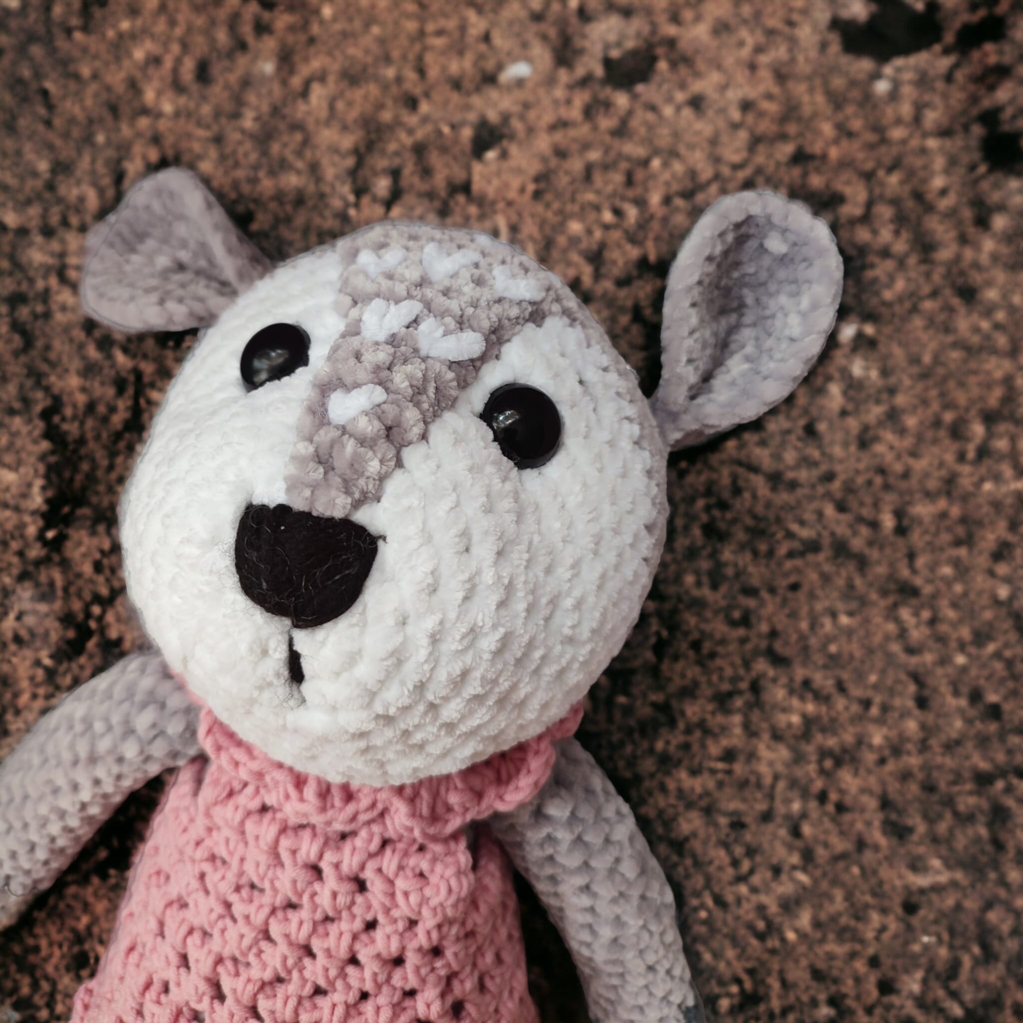 Sarna w różowej sukience na szydełku - obrazek 3