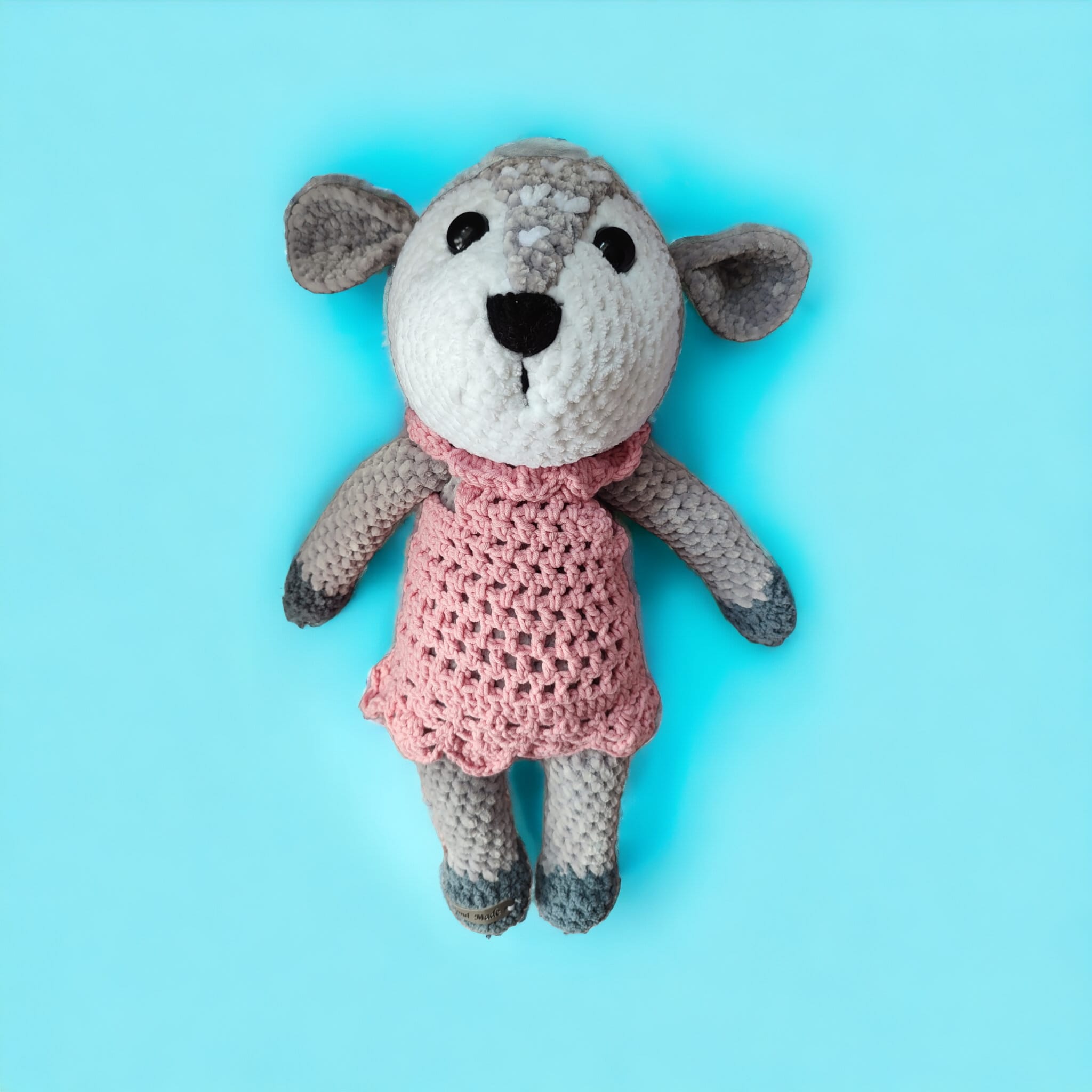 Sarna w różowej sukience na szydełku