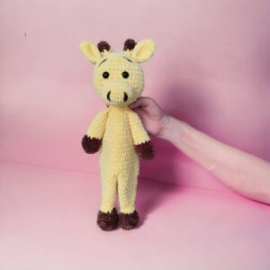 Żyrafa przytulanka grzechotka na szydełku