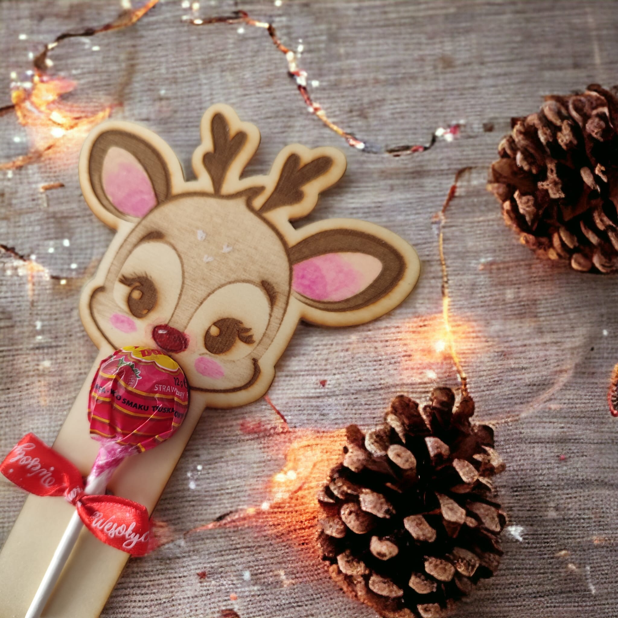 Lizak prezent renifer ze sklejki ręcznie malowany - dziewczynka - obrazek 2