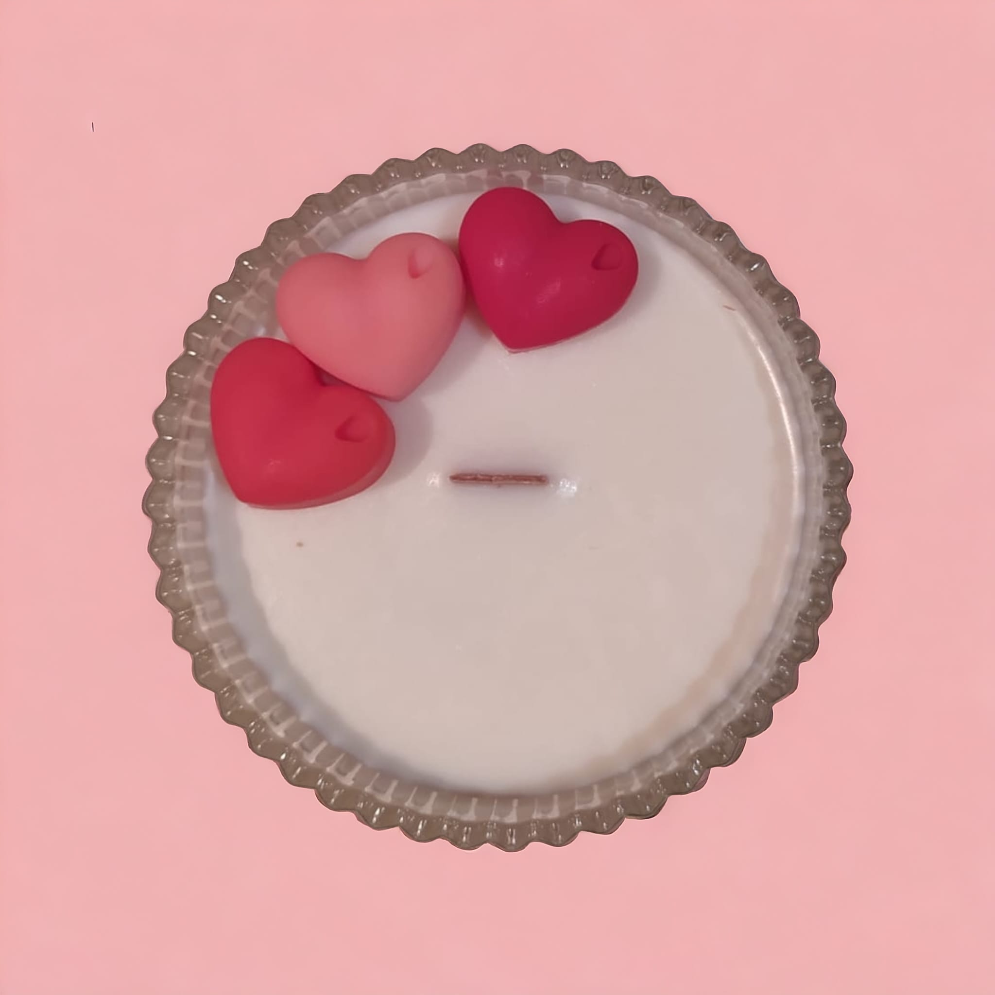 Trzy małe serca - dwa czerwone i jedno różowe