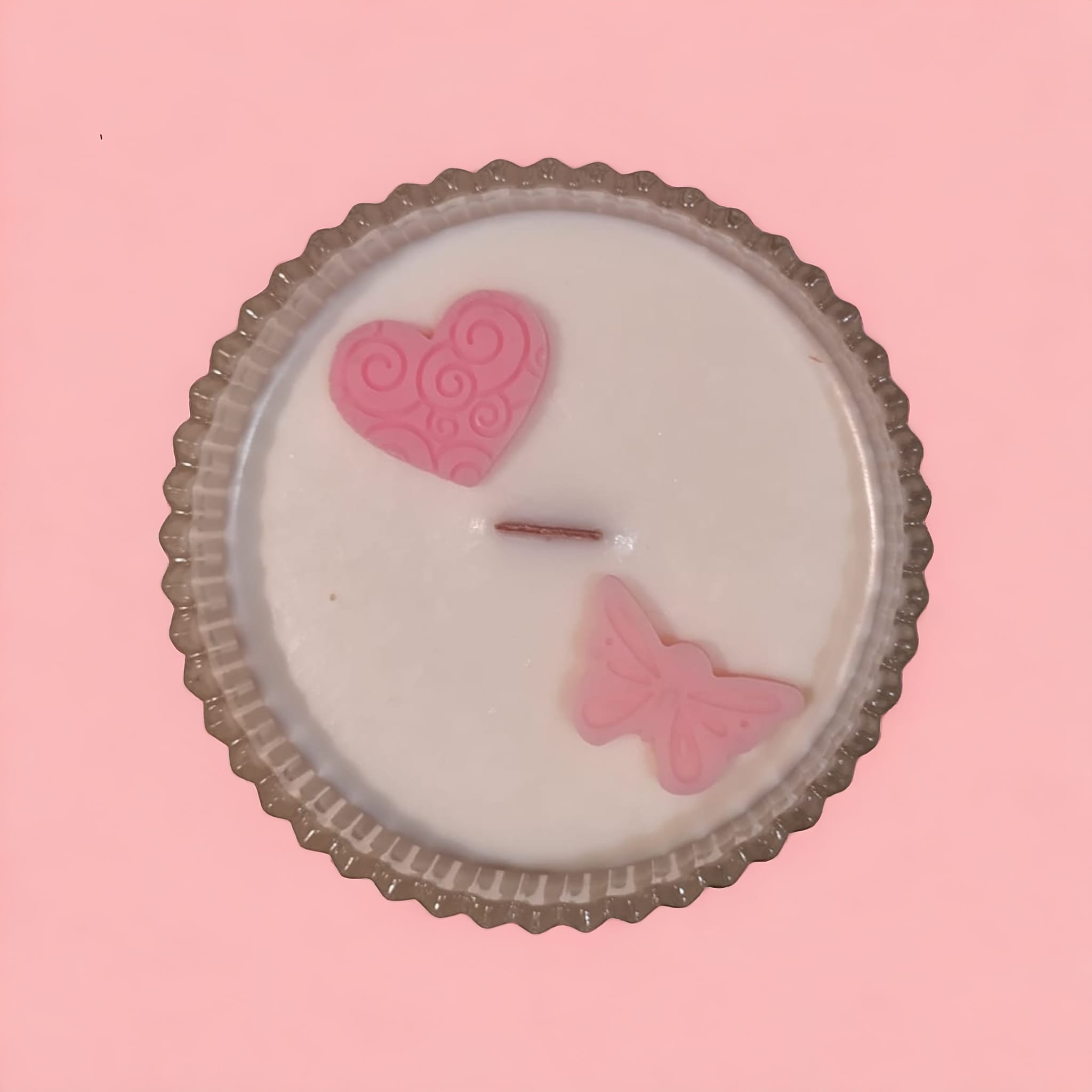 Różowe serce ze wzorkiem i różowy motylek