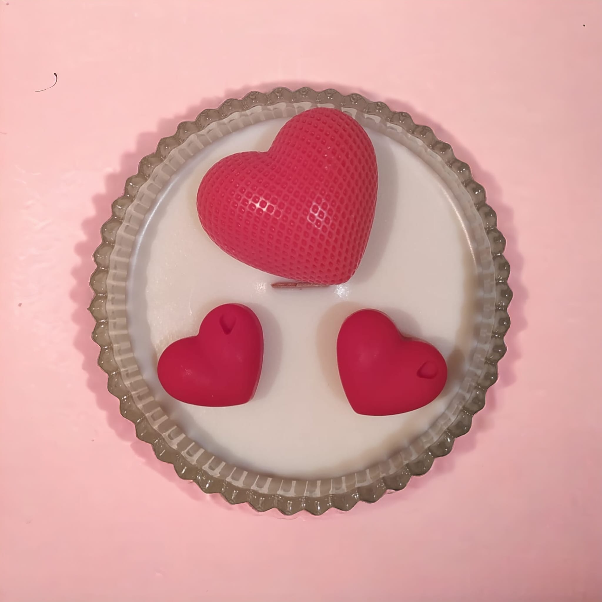 Jedno duże i dwa małe czerwone serca