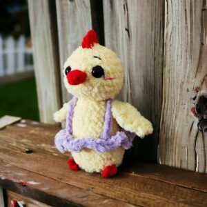 Kurczątko kurczak w sukience na szydełku