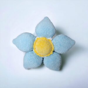 Poduszka kwiatek z włóczki pluszowej - Niezapominajka