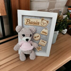 Ramka metryczka z okazji narodzin dziecka z misiem na szydełku