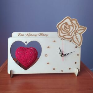 Przód zegara ze sklejki z szydełkowym sercem