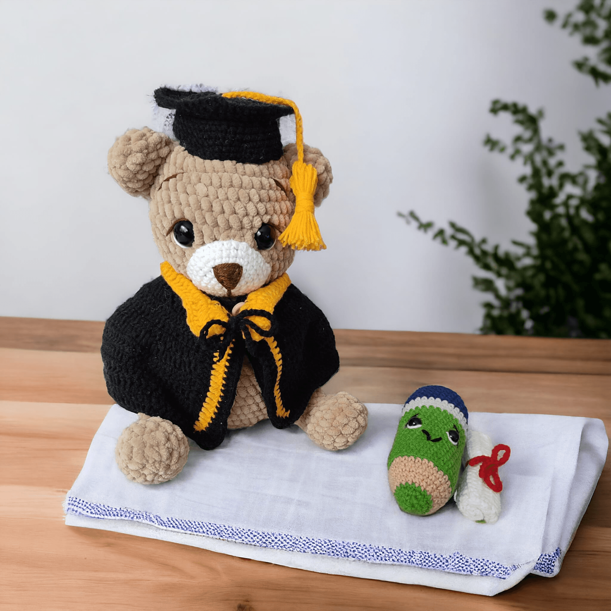 Misiek Absolwent - wzór szydełkowy na misia PDF - obrazek 2